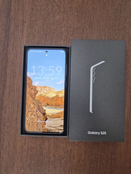 Samsung Galaxy S25 5G 256GB Preto oferta de 2 capas em Selicone e fones bluetooth JLAB.