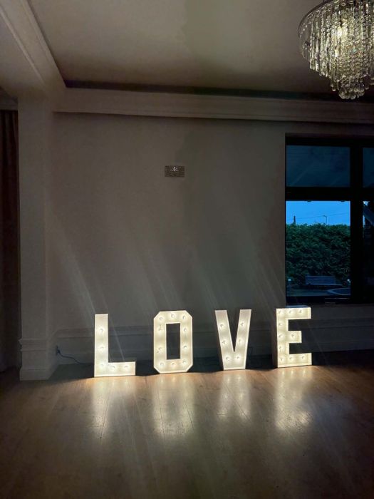 Napis LOVE wykonany z płyty OSB