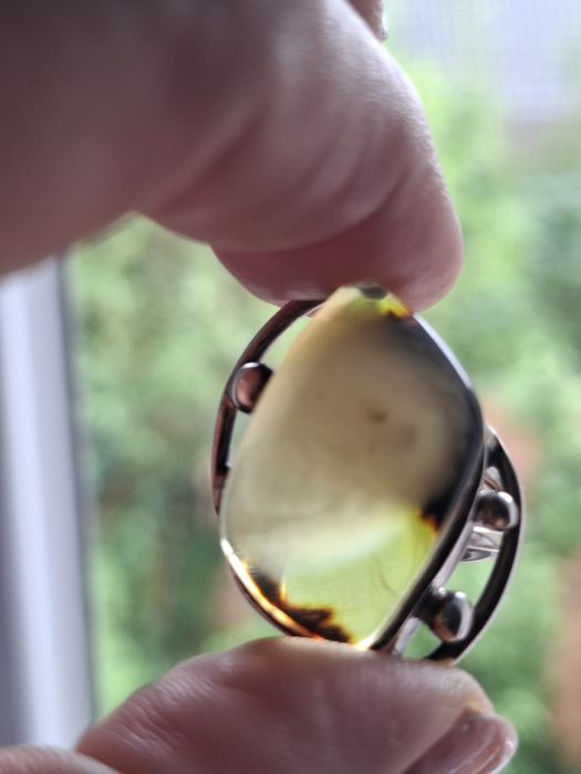 Pierścionek z bursztynem naturalnym