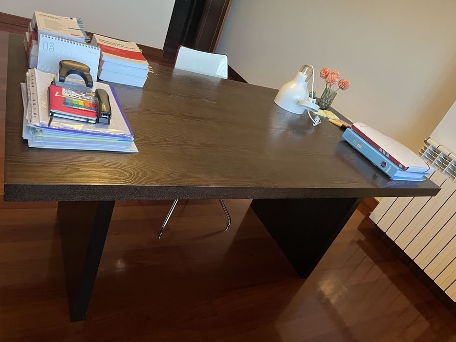Mesa de escritorio e estantes