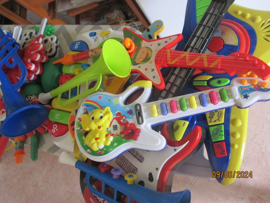 Diversos instrumentos musicais para criança