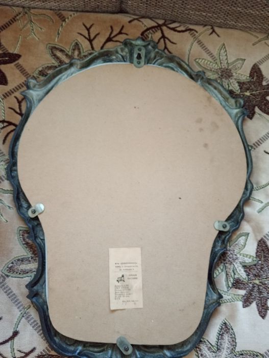 Дзеркало в рамці під старовину
