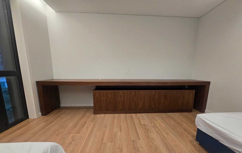 Móvel aparador de TV com secretária