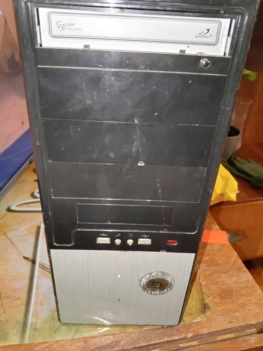 Корпус пк плюс блок живлення 400ват та дівідіром