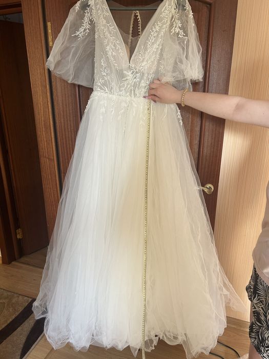 Весільня сукня.    .