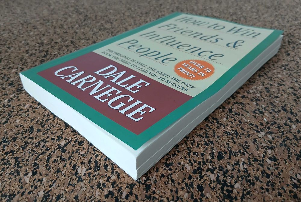 How to Win Friends and Influence People (Dale Carnegie)