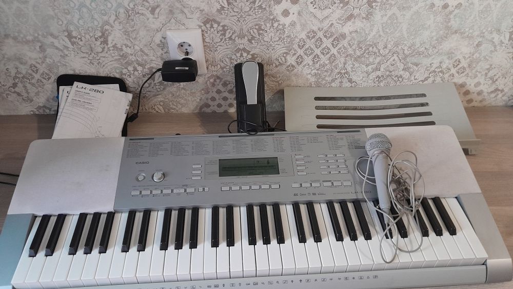 Продам синтезатор Casio LK-280