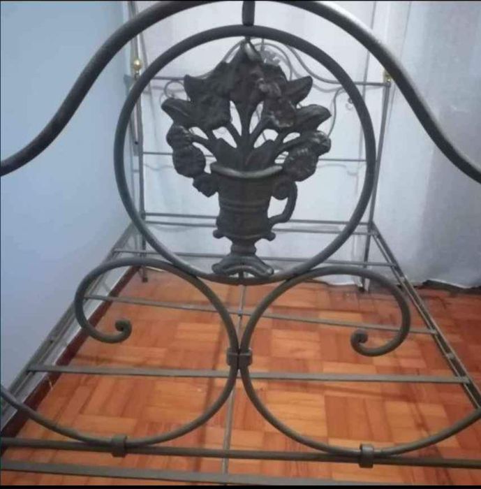 Cama em ferro restaurada