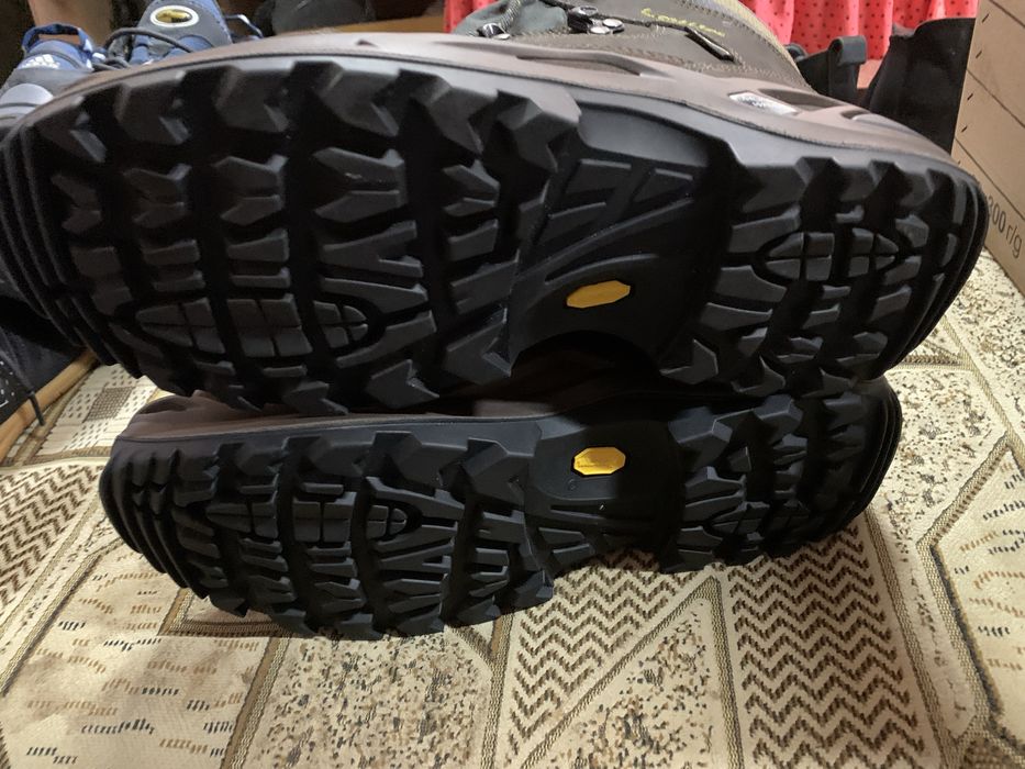 Продам нові трекінгові черевики Lowa Renegade GTX Mid (оригінал)