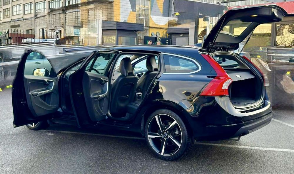 Volvo v60 R-Design Momentum  універсал