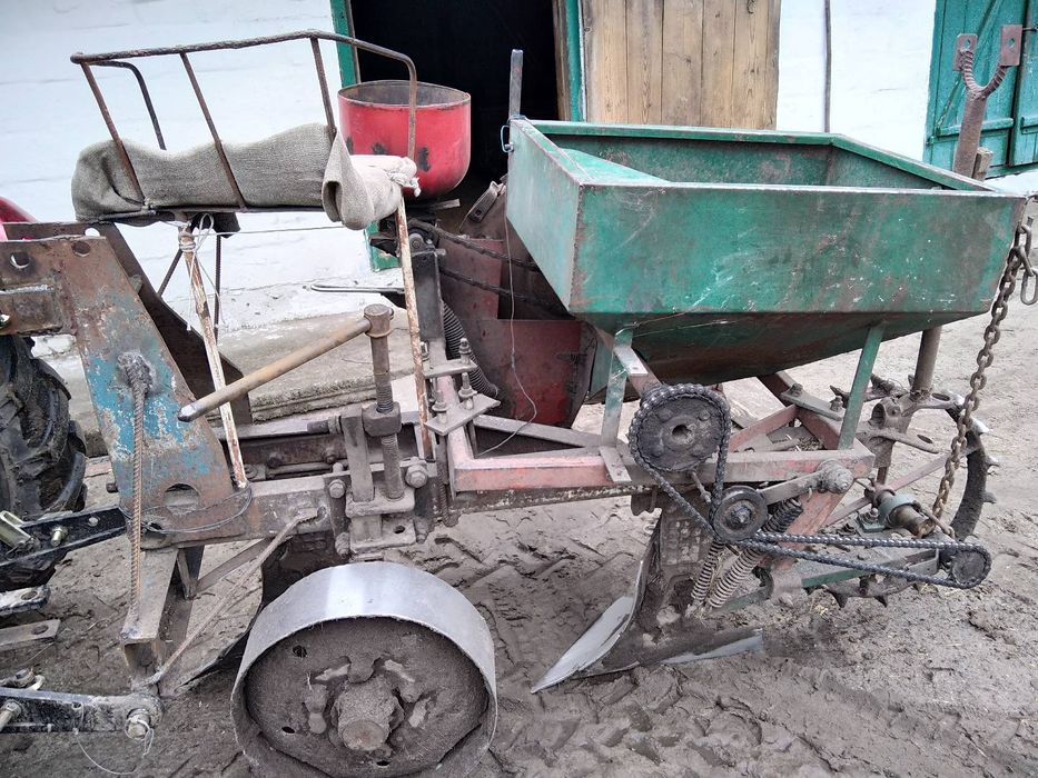 Сажалка з плугом