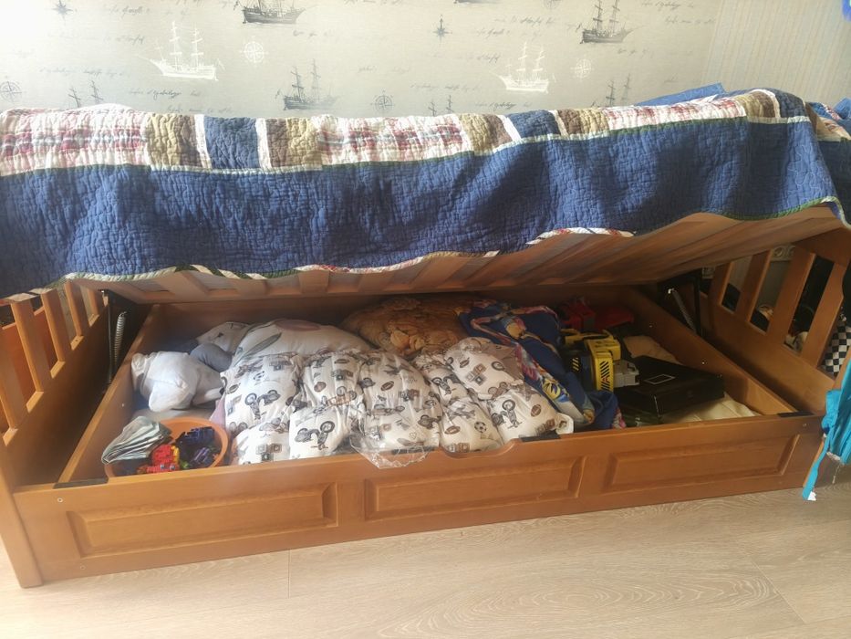 Продам полуторную кровать с матрасом