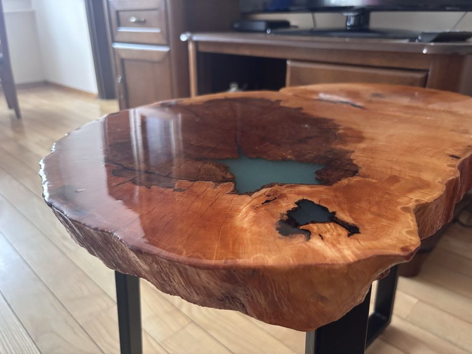 Stolik kawowy z plastra drewna z żywicą