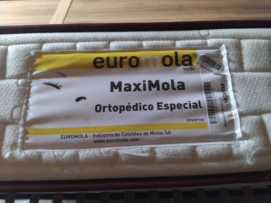 Cama individual de estrado metálico