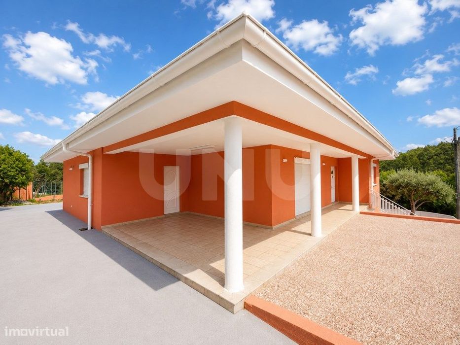Renovated T3+1 Detached House with Garage for 6+ Cars | Plot of 1,080 m² – Canedo