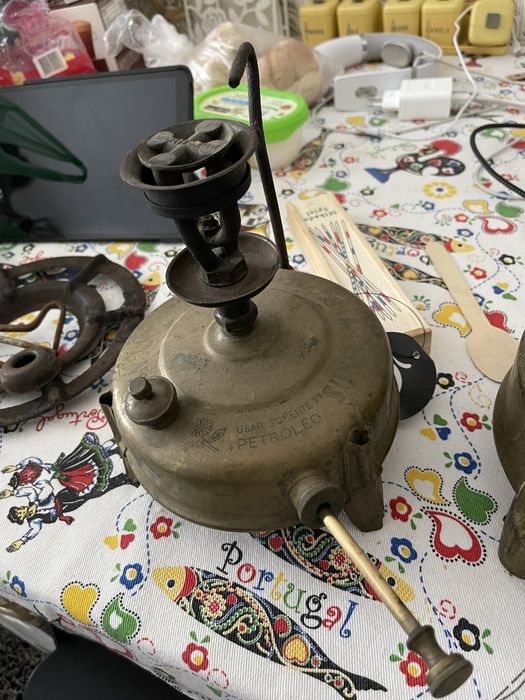 Aparelho antigo em latão para cozinhar a petroleo