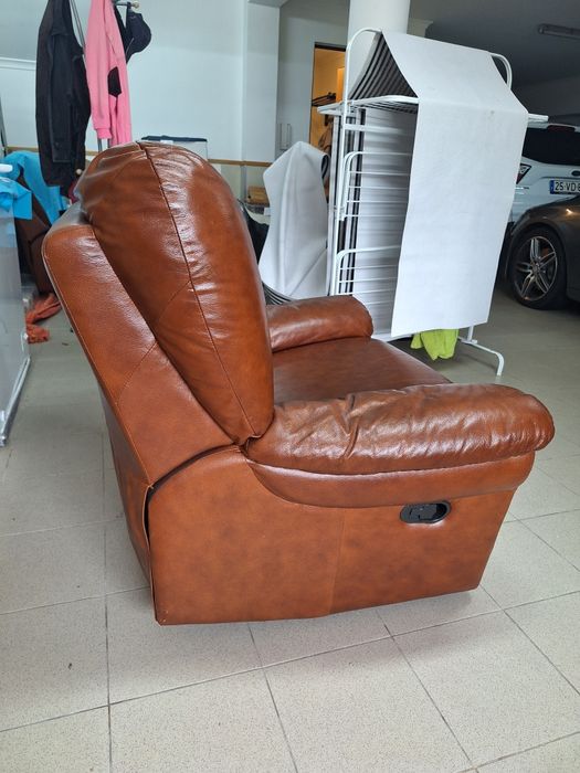 Sofá de pele individual com repousa pés