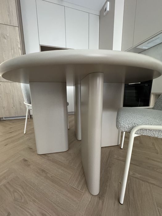 Stół okrągły SKLUM Loulou beżowy – 120cm, jak nowy