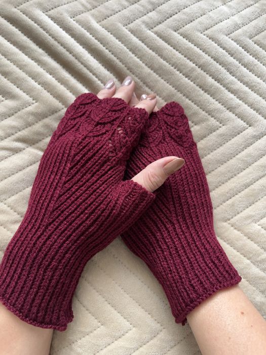 Burgundowe mitenki z lisciastym wzorem