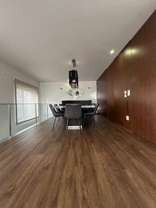 Conjunto de Mesa de Jantar, Cadeiras, Aparador e Candeeiro