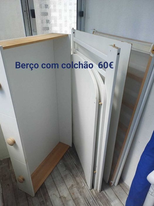 Coisas para bebé, berço, cadeira de comer e carrinho