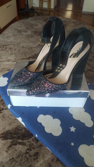 Шикарні туфлі по стельці 23.5 см.