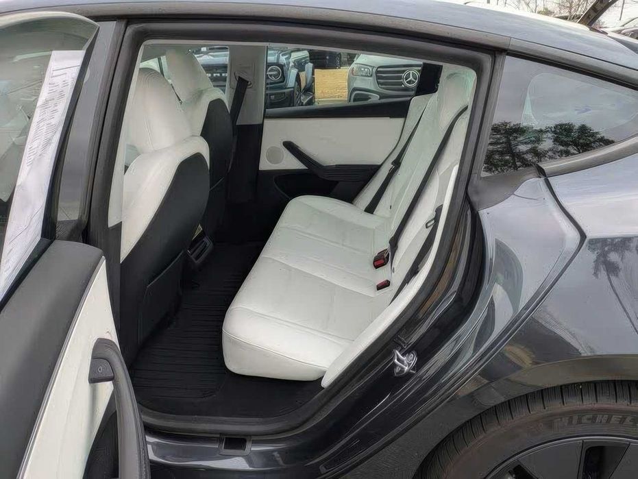 Tesla Model 3      2024