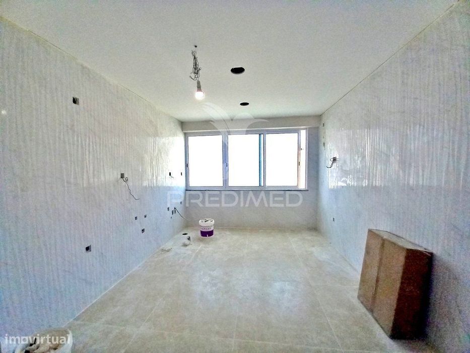 Apartamento T2 Totalmente Remodelado no Carregado