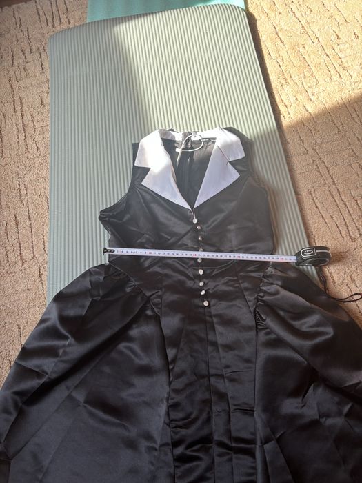 Trzy sukienki krótkie eleganckie