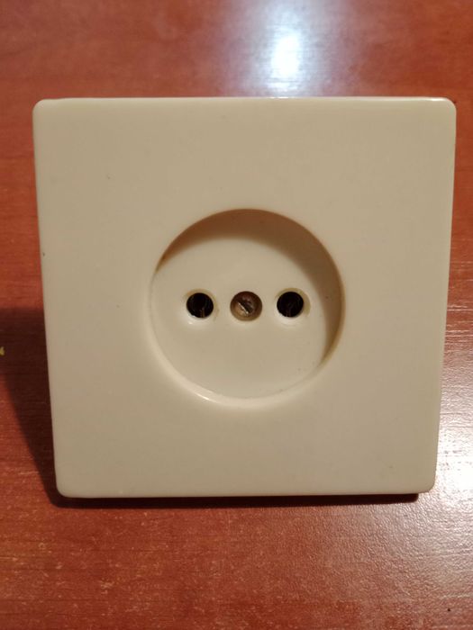 Gniazdko elektryczne plastikowe PRL