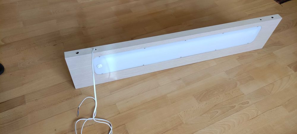 Полиця з підсвіткою кріпиться до стін