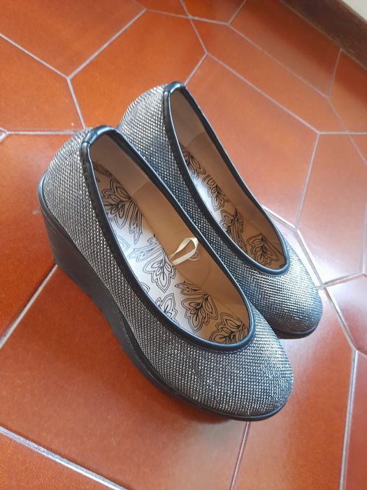 Sapatos prateados e pretos