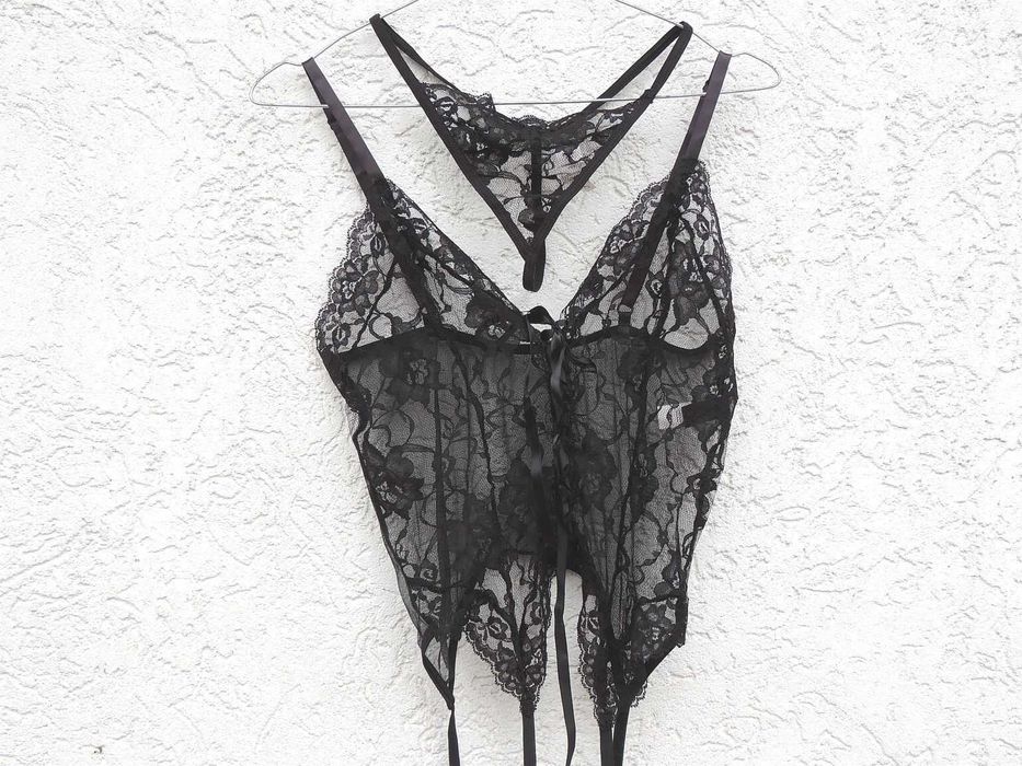 Gorset z podwiązkami i stringami *Risque* jak *Victoria’s Secret*  S/M