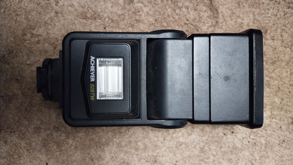 Фотовспышка в отличном состоянии.