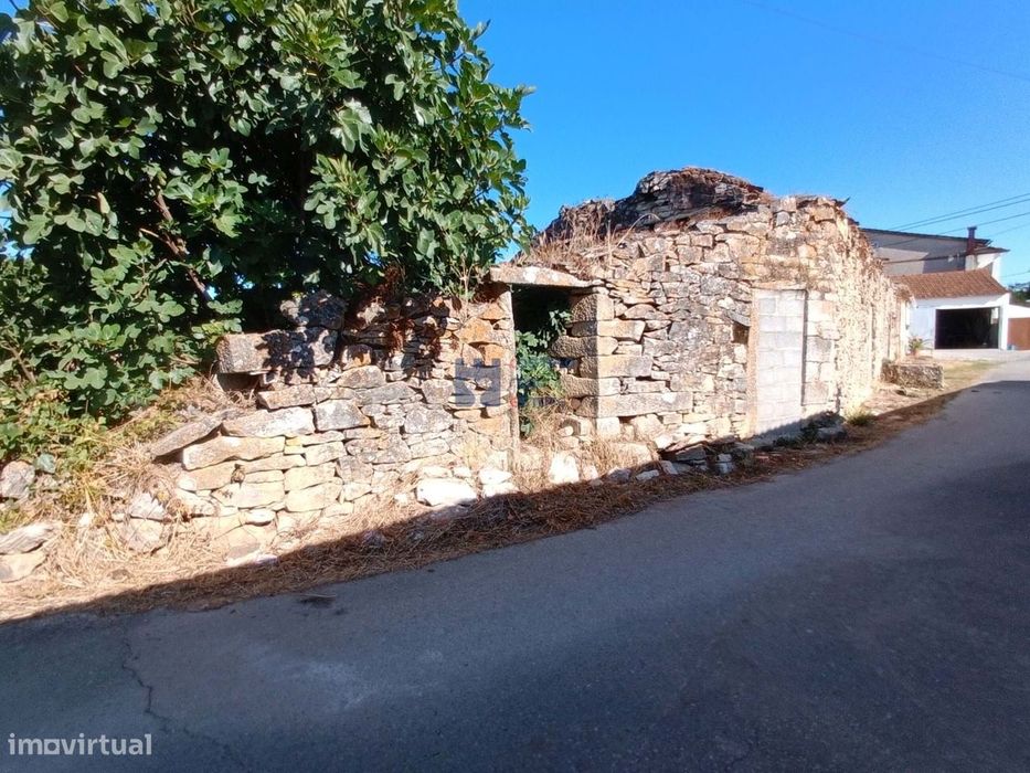 Moradia em ruina com terreno em Maxieira