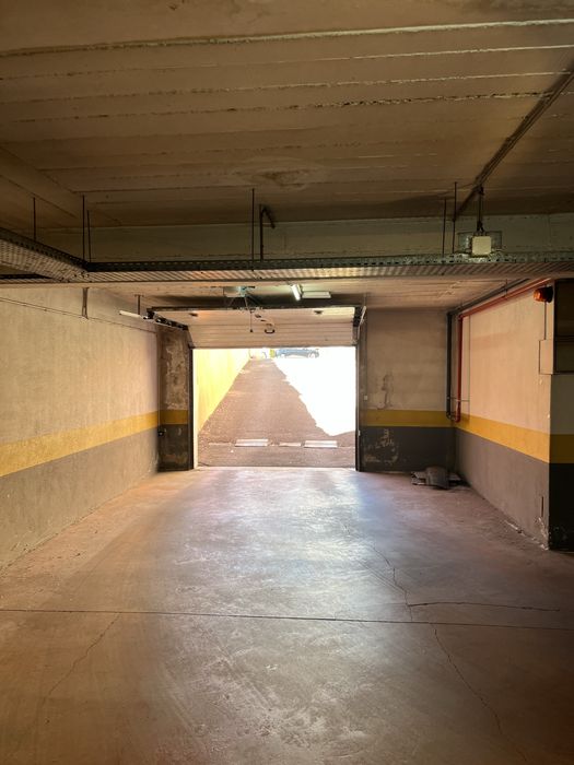 Aluga-se garagem box fechada (em frente à urbanização da Anta)