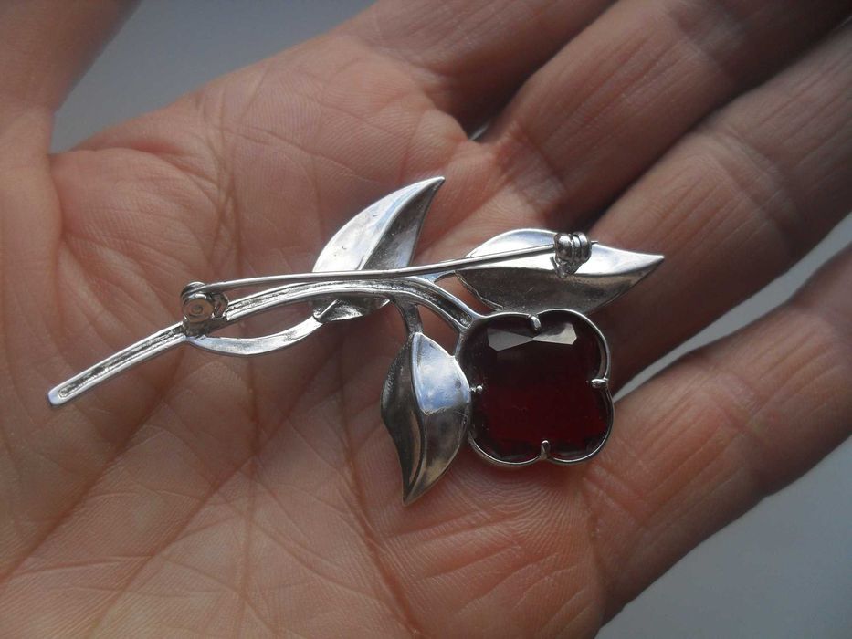Srebrna broszka  - kwiat z rubinowym kamieniem - cena ost