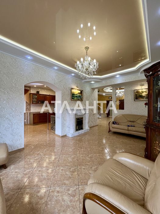 Дом с бассейном в Даче Ковалевского.