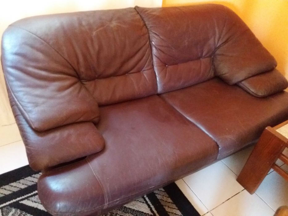 Sofá cama em pele c/colchao e poltrona