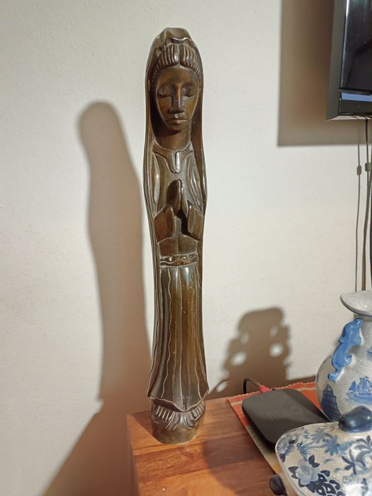 Vendo estátua de madeira