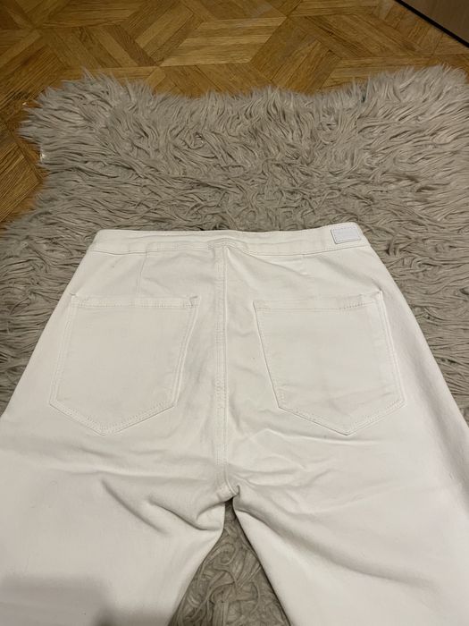Białe spodnie jeansowe skinny