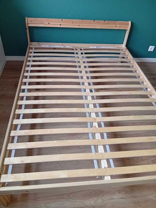 Cama de casal, 140x200 com estrado e colchão, completamente novos