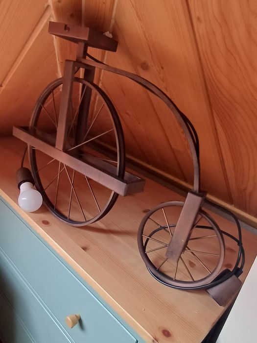 Rustykalna lampa rower