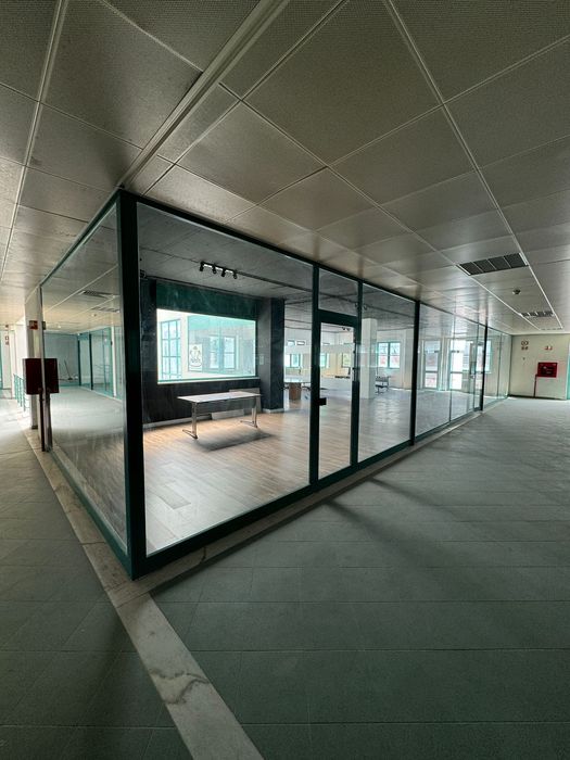 Lojas/ escritório em centro comercial no carregado