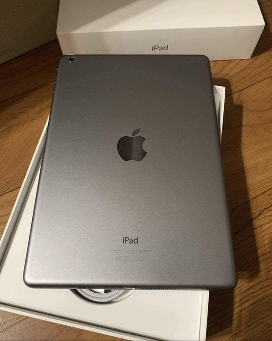 iPad  9.7 гарний стан