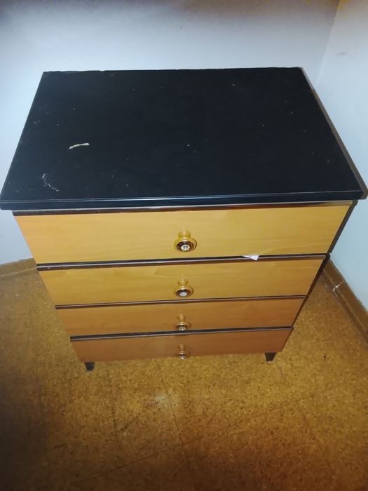 2 mesas de cabeceira cada 20 euros