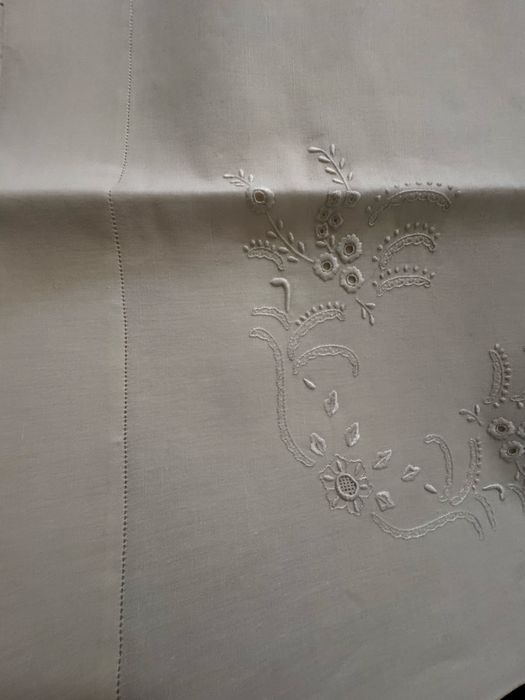 Novo Lençol de linho muito bordado com almofadas