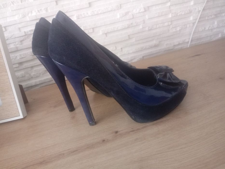 Granatowe buty na obcasie