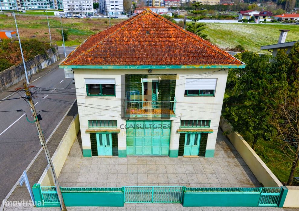 Moradia com Armazém e 2 Habitações | Elevado Potencial de Investime