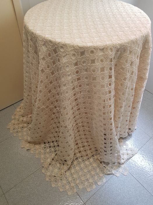 Toalha em renda para camilha,assim como toalha em cetim para base